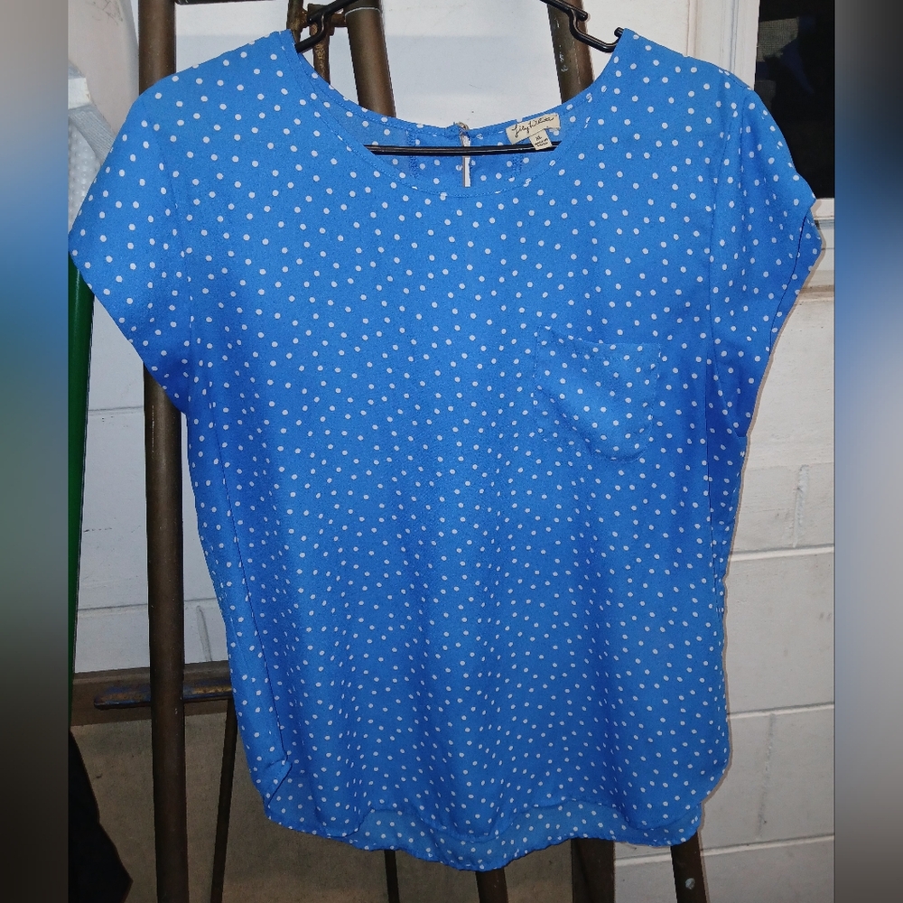 Lily White Shirt Size XL